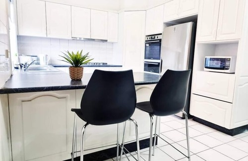 Maribyrnong House | Rosie House: Comfort and Relaxation with Spa Amenities