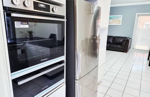Maribyrnong House | Rosie House: Comfort and Relaxation with Spa Amenities
