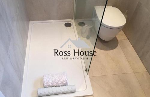 Great Notley House | Eco-Friendly Retreat at Ross House with Hot Tub & Breakfast