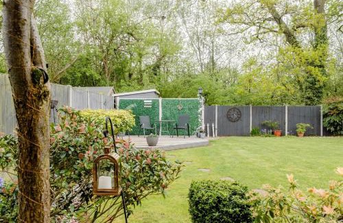 Great Notley House | Eco-Friendly Retreat at Ross House with Hot Tub & Breakfast
