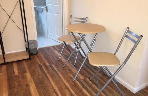 Great Notley House | Eco-Friendly Retreat at Ross House with Hot Tub & Breakfast
