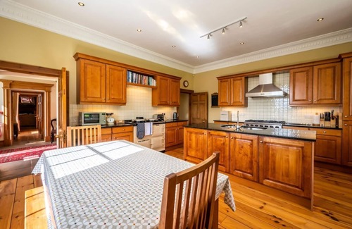 Dingwall Villa | Spacious Ross-shire Hall Villa: Sleeps 14 with Breakfast