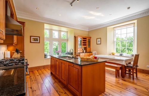 Dingwall Villa | Spacious Ross-shire Hall Villa: Sleeps 14 with Breakfast