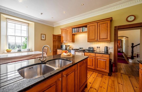 Dingwall Villa | Spacious Ross-shire Hall Villa: Sleeps 14 with Breakfast
