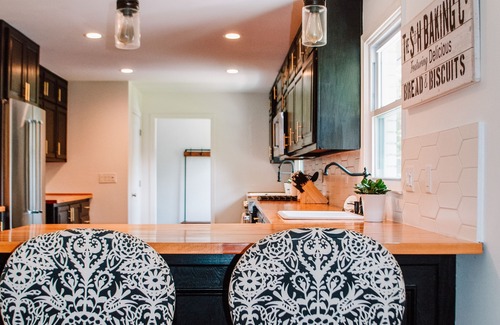 Roswell House | Perfect Roswell Retreat with Breakfast Near Canton Street
