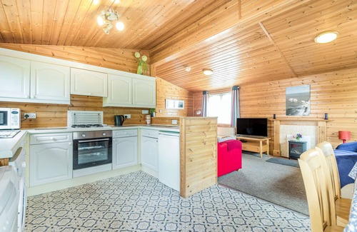 Lymington Cottage | Relax at Rosy Lodge: Pet-Friendly Retreat with Pool