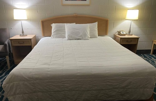 Rotan Hotel | Convenient Rotan Inn: Family-Friendly with Breakfast Options