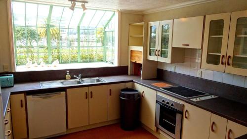 Rotorua Hotel | Relax at Rotorua Coachman Spa Motel with Hot Tub & Breakfast