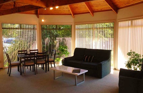 Fenton Street Hotel | Relaxing Rotorua Coachman Spa Motel with Hot Tub & Dining