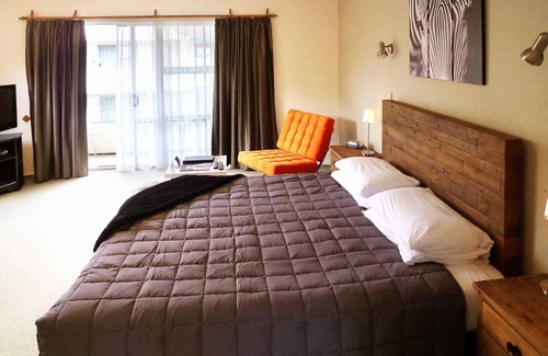 Fenton Street Hotel | Relaxing Rotorua Coachman Spa Motel with Hot Tub & Dining