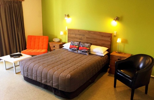 Fenton Street Hotel | Relaxing Rotorua Coachman Spa Motel with Hot Tub & Dining