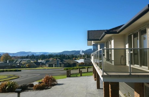 Rotorua Bed & Breakfast | Scenic Rotorua Views B&B with Family-Friendly Amenities