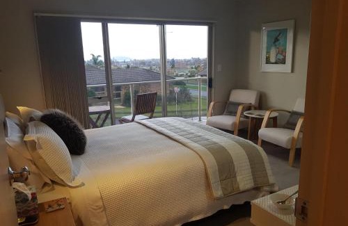 Rotorua Bed & Breakfast | Scenic Rotorua Views B&B with Family-Friendly Amenities