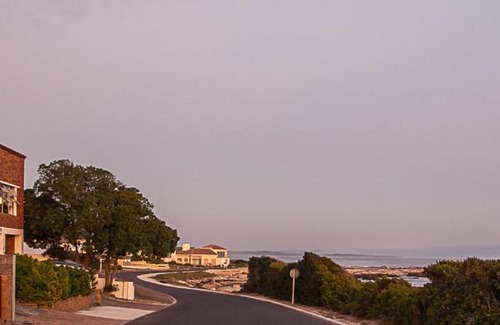 Franskraal House | Oceanfront Rots en See: Guest Rated 10/10 with Pet Friendly Stays