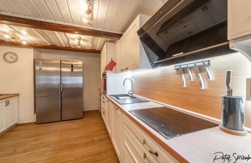 Desna Ski Chalet | Relaxing Retreat at Roubenka Výletní with Hot Tub & Kitchen