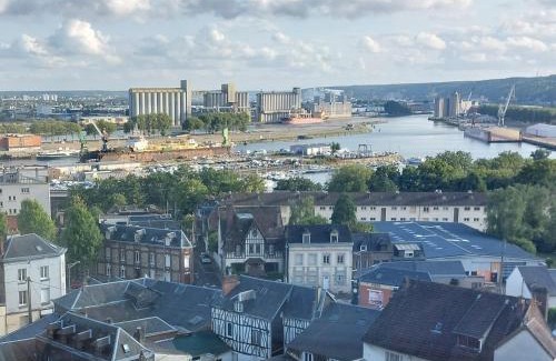 Coteaux Ouest Apartment | Panoramic Seine Views with Parking at Rouen Hotel