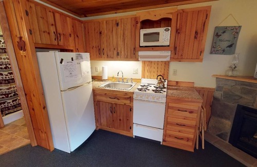 Sabinsville Cabin | Cozy Rough Cut Lodge Suite 2 with Kitchen & Breakfast