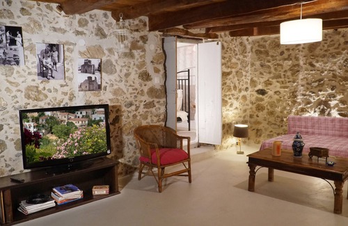 Lampini House | Discover Roukounakis House: Family & Pet Friendly Retreat