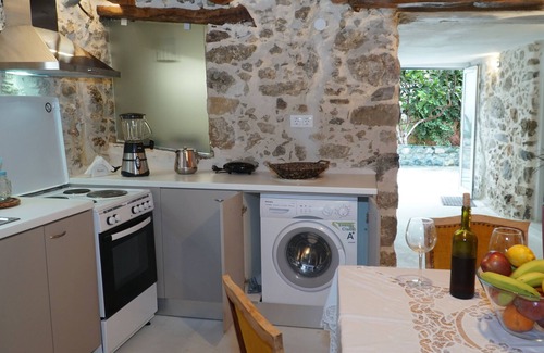 Lampini House | Discover Roukounakis House: Family & Pet Friendly Retreat