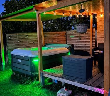 Condom Ski Chalet | Roulotte „douceur“: Oceanfront Retreat with Hot Tub
