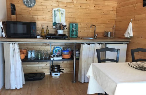 St.-Remy-de-Provence Cabin | Elegant Roulotte for 3 with Ocean View & Pool Access