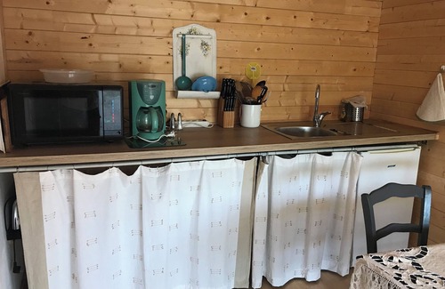 St.-Remy-de-Provence Cabin | Elegant Roulotte for 3 with Ocean View & Pool Access