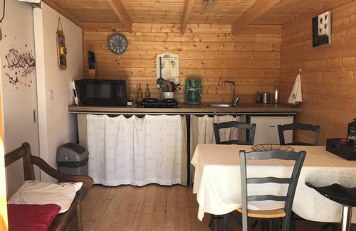 St.-Remy-de-Provence Cabin | Elegant Roulotte for 3 with Ocean View & Pool Access