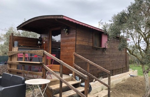 Arles Cabin | Pet-Friendly Roulotte Gite de la Mélie with Spa & Breakfast