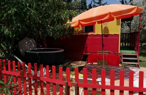 Tarascon Cabin | Roulotte La Pitchoune: Oceanfront Retreat with a Perfect Score