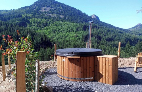 Boree Bed & Breakfast | Roulotte Nymphéa: Private Garden & Mountain View Retreat