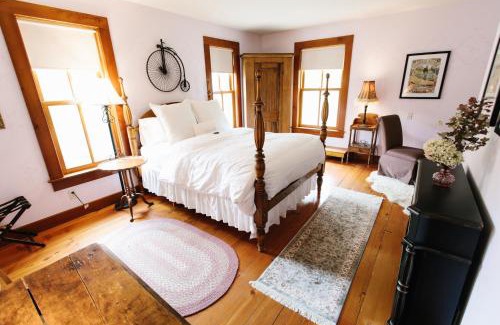 Red Wing Bed & Breakfast | Ideal Round Barn Farm B & B with Hot Tub and Breakfast