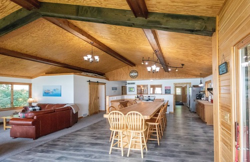 McMillan Cottage | Round Lake Retreat: Unmatched All-Season Recreation Awaits