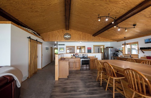 McMillan Cottage | Round Lake Retreat: Unmatched All-Season Recreation Awaits
