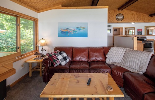 McMillan Cottage | Round Lake Retreat: Unmatched All-Season Recreation Awaits