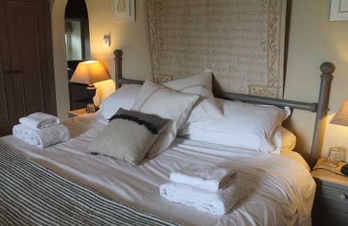 Kelston Bed & Breakfast | Family-Friendly Roundhill Farmhouse with High Guest Ratings