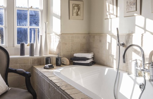 Kelston Bed & Breakfast | Discover Roundhill Farmhouse: Guest Rated 9.8/10 & Family-Friendly