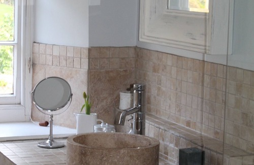Kelston Bed & Breakfast | Discover Roundhill Farmhouse: Guest Rated 9.8/10 & Family-Friendly