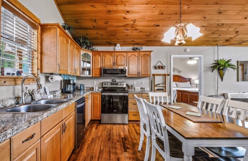 Wears Valley Cabin | Cozy Roundtop Mountain Ridge 2 Bedroom Cabin Retreat