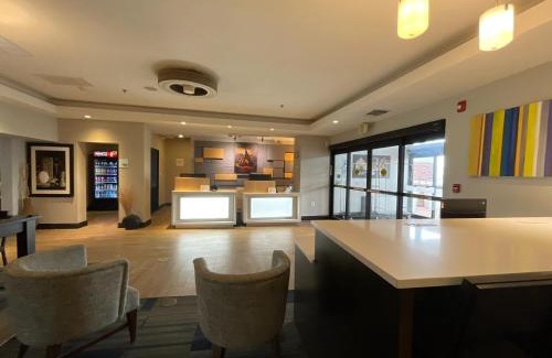 Miami Hotel | Family-Friendly Holiday Inn Express & Suites - Miami Awaits
