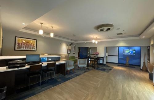 Miami Hotel | Family-Friendly Holiday Inn Express & Suites - Miami Awaits
