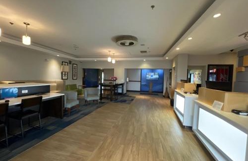 Miami Hotel | Family-Friendly Holiday Inn Express & Suites - Miami Awaits