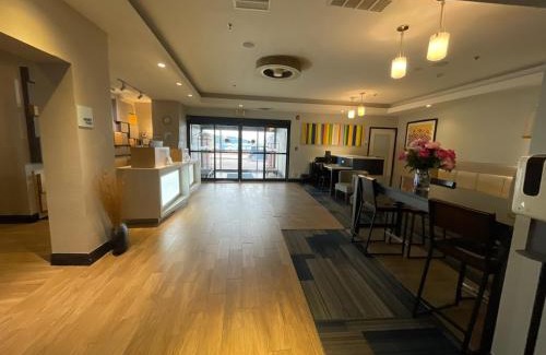 Miami Hotel | Family-Friendly Holiday Inn Express & Suites - Miami Awaits