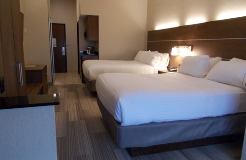 Miami Hotel | Modern Comfort at Holiday Inn Express & Suites Miami