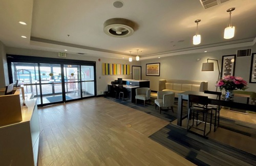 Miami Hotel | Modern Comfort at Holiday Inn Express & Suites Miami
