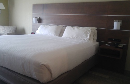 Miami Hotel | Modern Comfort at Holiday Inn Express & Suites Miami