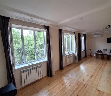 Sheki Apartment | Rovshan's House: Pet-Friendly Retreat with 9/10 Guest Rating