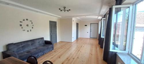 Sheki Apartment | Rovshan's House: Pet-Friendly Retreat with 9/10 Guest Rating