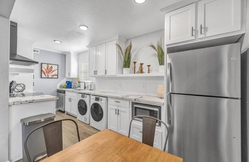 Royal Bryan Apartment | Guest Rated: Rowan Hotel with King Beds Near A&M