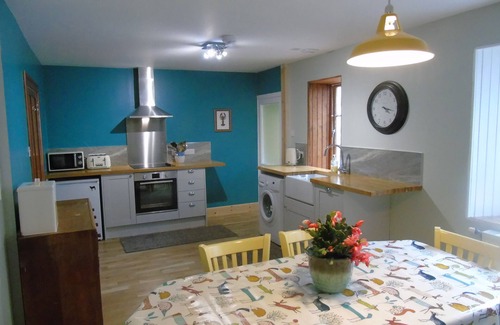 Marybank House | Inviting Rowan Cottage with Lake View & Pet-Friendly Amenities
