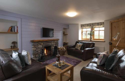Aviemore House | Rowan Cottage: 4-Star Getaway for Families and Pets